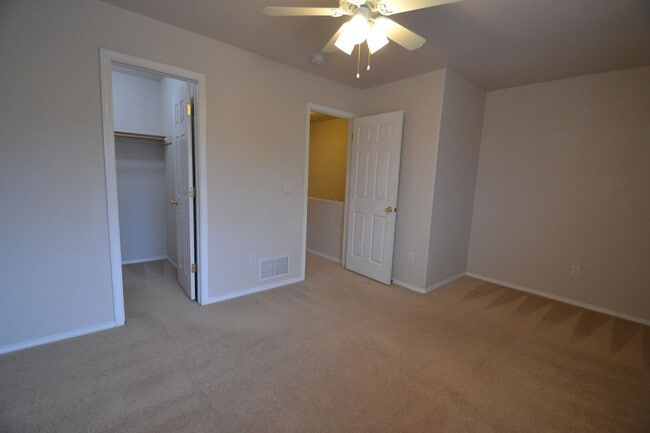 Building Photo - 2 Bedroom End Unit Townhome in D20!