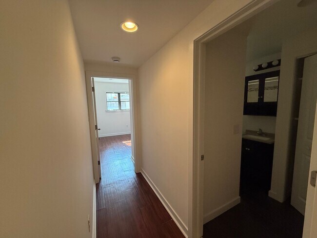 Building Photo - Newly Renovated Triplex East Passyunk