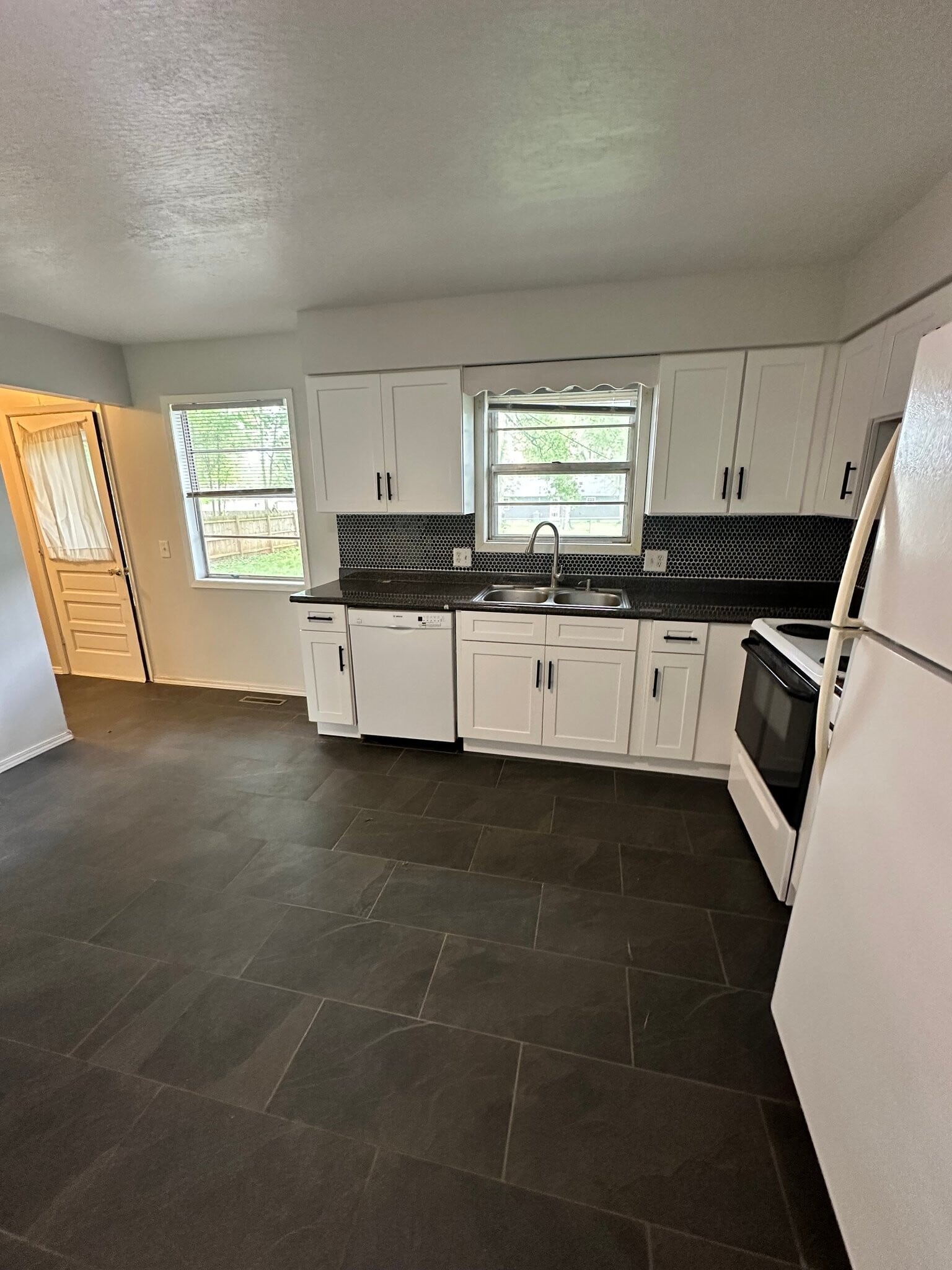 Building Photo - 717 Hillcrest Ave