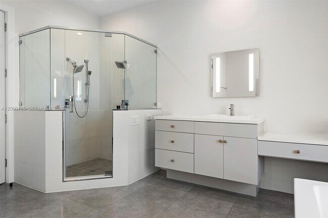 Building Photo - 552 Palm Dr