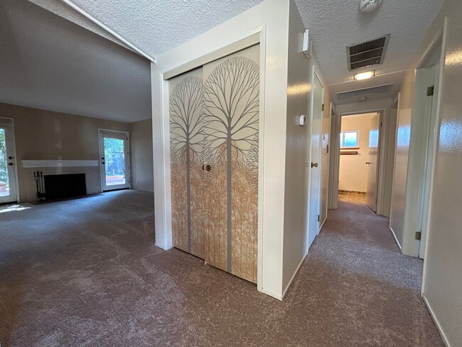 Building Photo - Nice Single Level Home with Attached Garag...