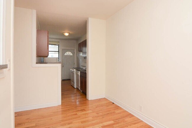 Building Photo - 824 W Waveland Ave