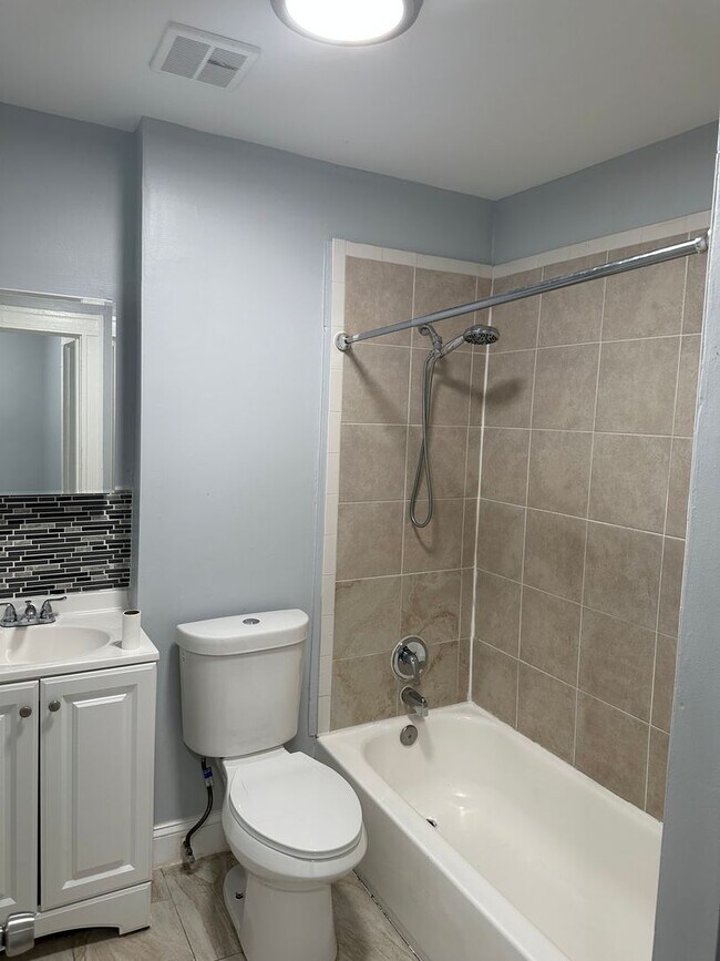 Building Photo - Spacious Rooms! Hardwood Flooring Througho...