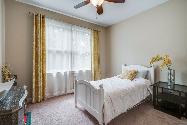 Building Photo - Custom built home in a great location in B...
