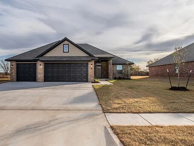 Building Photo - Modern 4-Bed, 2-Bath Mustang Home with 3-Car Garage!