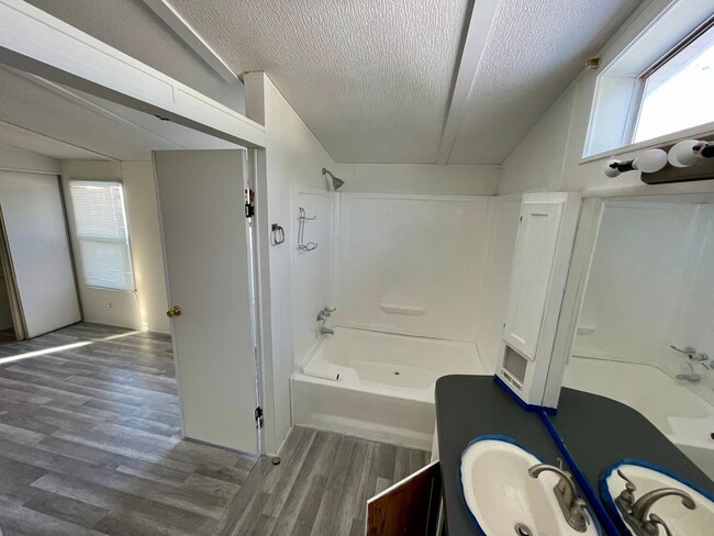 Building Photo - Modern 2 Bed 2 Bath Section 8