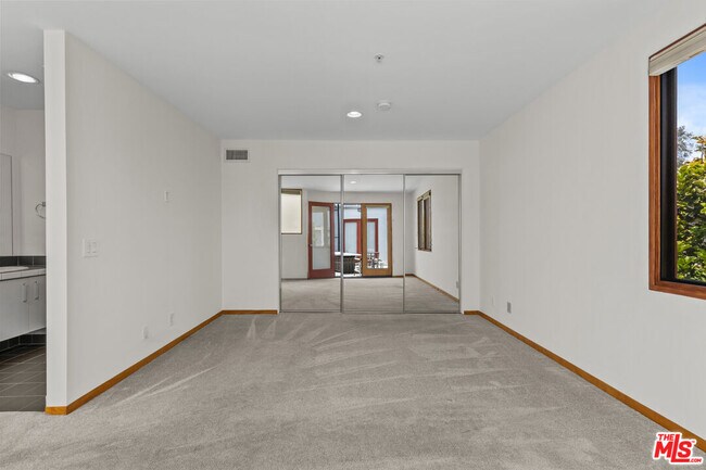 Building Photo - 343 Rennie Ave