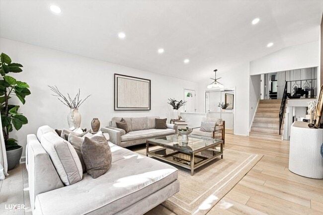 Building Photo - 521 Lavergne Ave