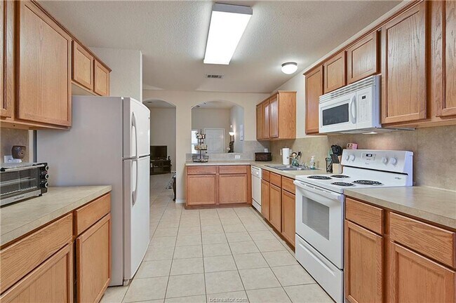 Building Photo - Available May 2026! Great 3 Bedroom, 3 Bathroom Close to Everything!!