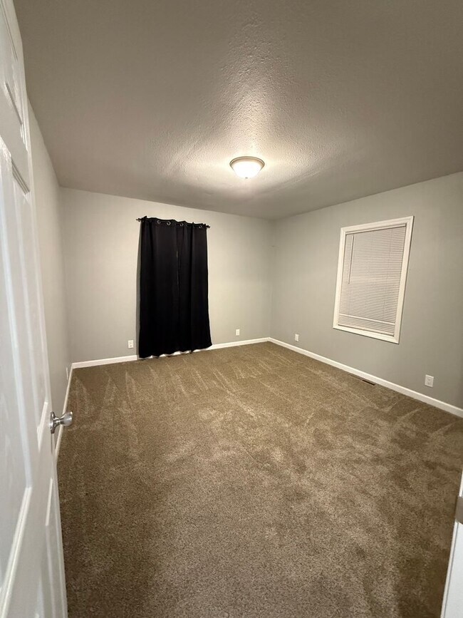 Building Photo - Very Nice 3 Bedroom home in great location!