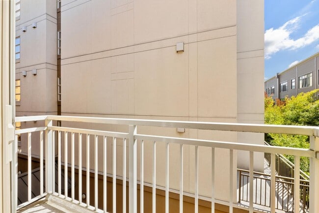 Building Photo - Beautiful 2 Bed 1.75 Bath Condo in Downtown Bellevue