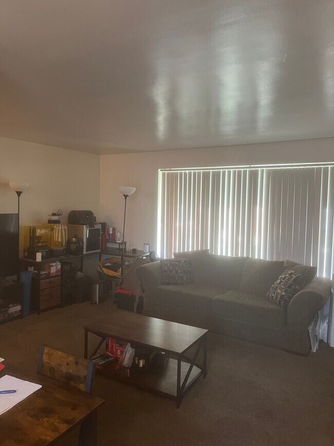 Building Photo - Price drop to $1095 a month - limited time...
