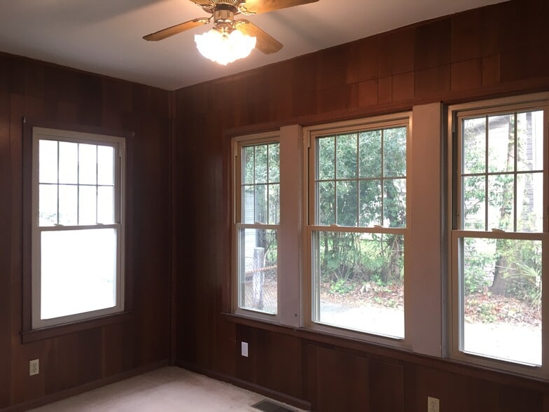 First Floor Sunroom - 816 Maupas Ave
