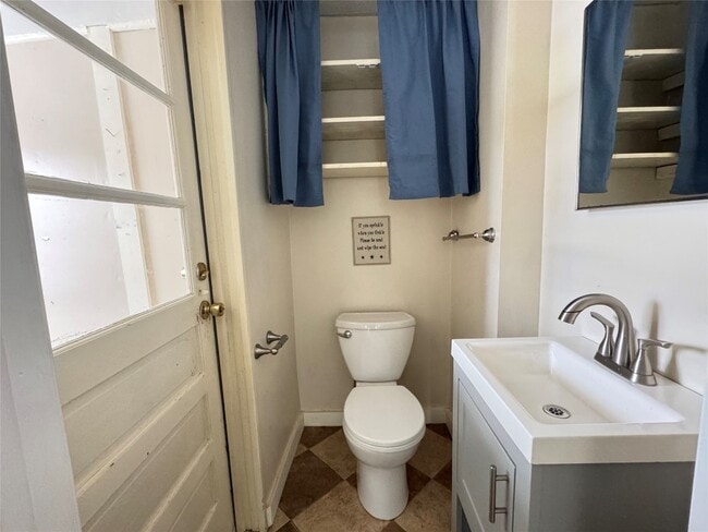 Building Photo - 66 Cook St