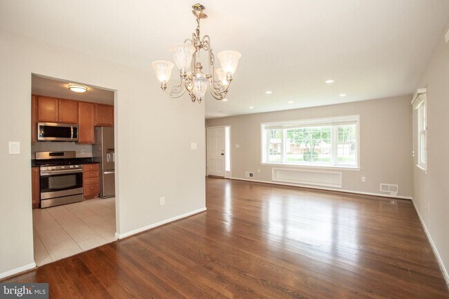 Building Photo - 2533 Hillsman St