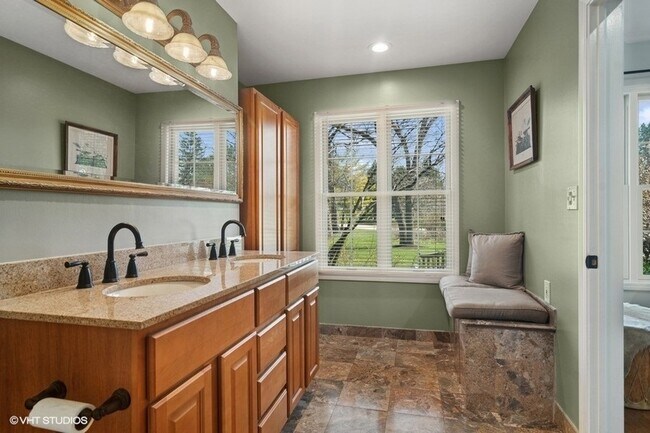 Building Photo - 1674 Bowling Green Dr