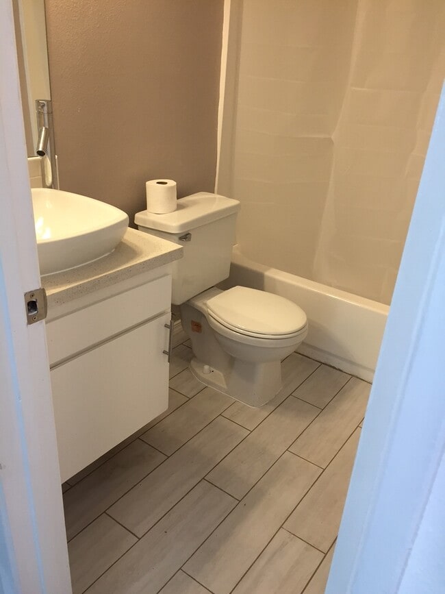 Building Photo - Beautiful 1 Bed/1 Bath Condo Apartment wit...