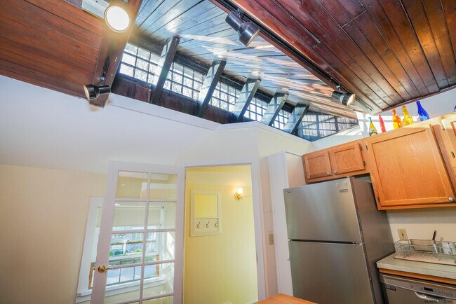 Building Photo - 10 Carriage House Ln