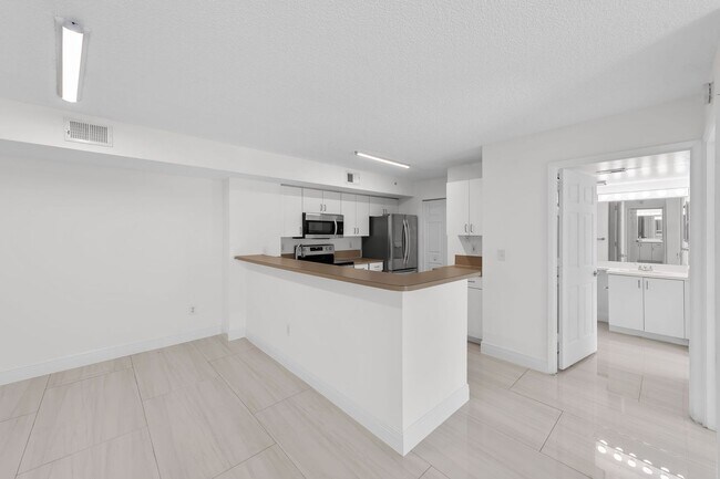 Building Photo - ANNUAL UNFURNISHED 2/2 IN NAPLES!!