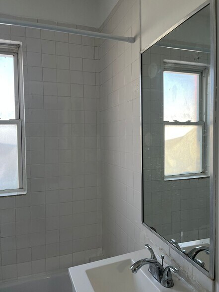 Building Photo - 72 Rose Ave