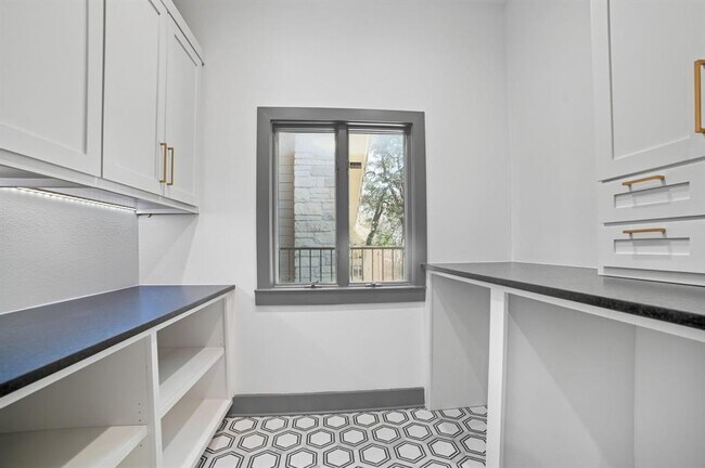 Building Photo - 2700 Marina Shores Dr