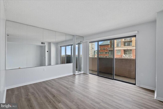 Building Photo - 1301 N Courthouse Rd