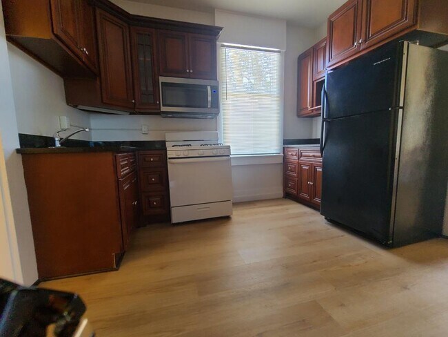 Building Photo - 750 Laurel Ave