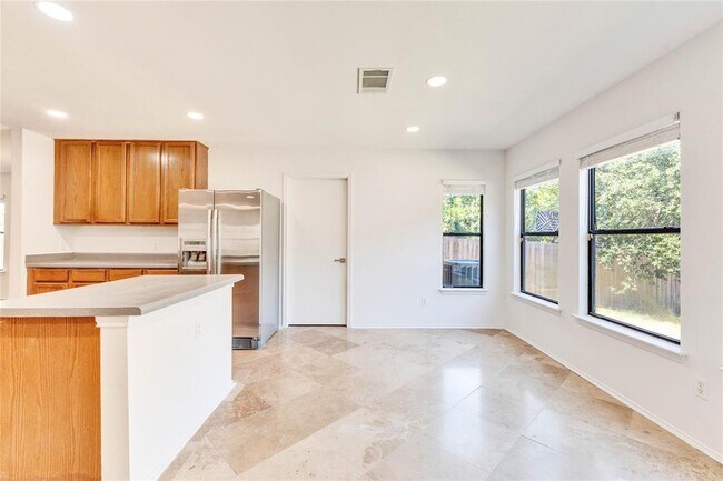 Building Photo - 1200 Del Roy Dr