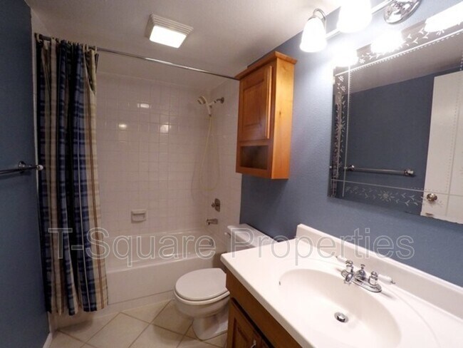 Building Photo - 4629 W Lake Sammamish Pky SE