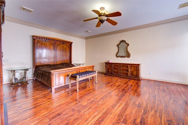 Building Photo - 2510 Potomac Dr