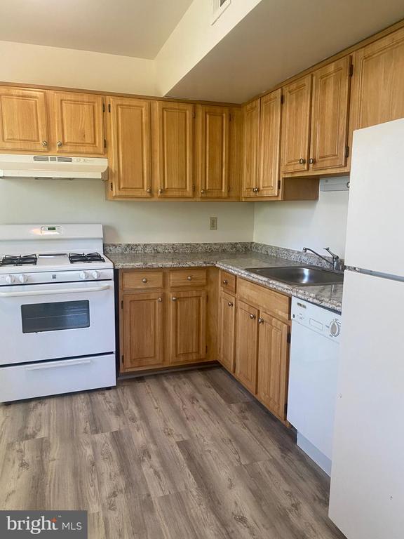 Building Photo - 2200 Greenwich St