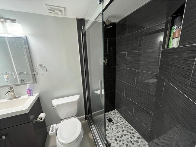 Building Photo - 15525 N Miami Lakeway