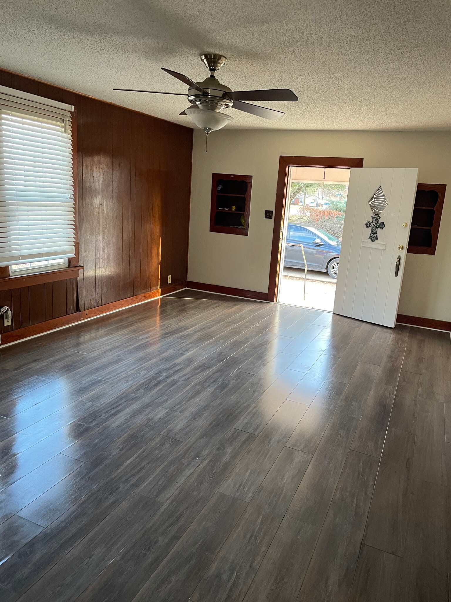 Living Room - 212 N McKown Ave