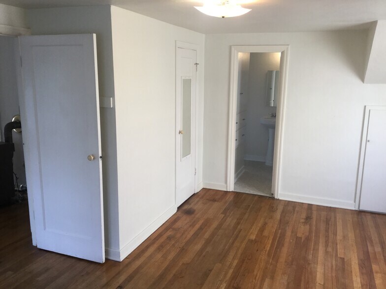 Building Photo - 1010 E 2nd St