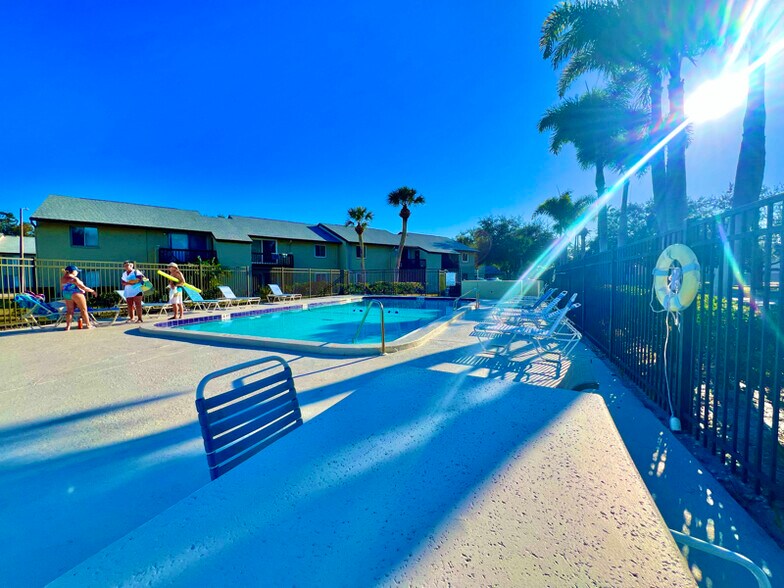 Building Photo - 4215 E Bay Dr