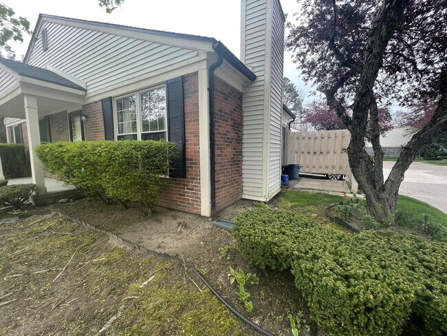 Building Photo - 1581 Dover Hill N