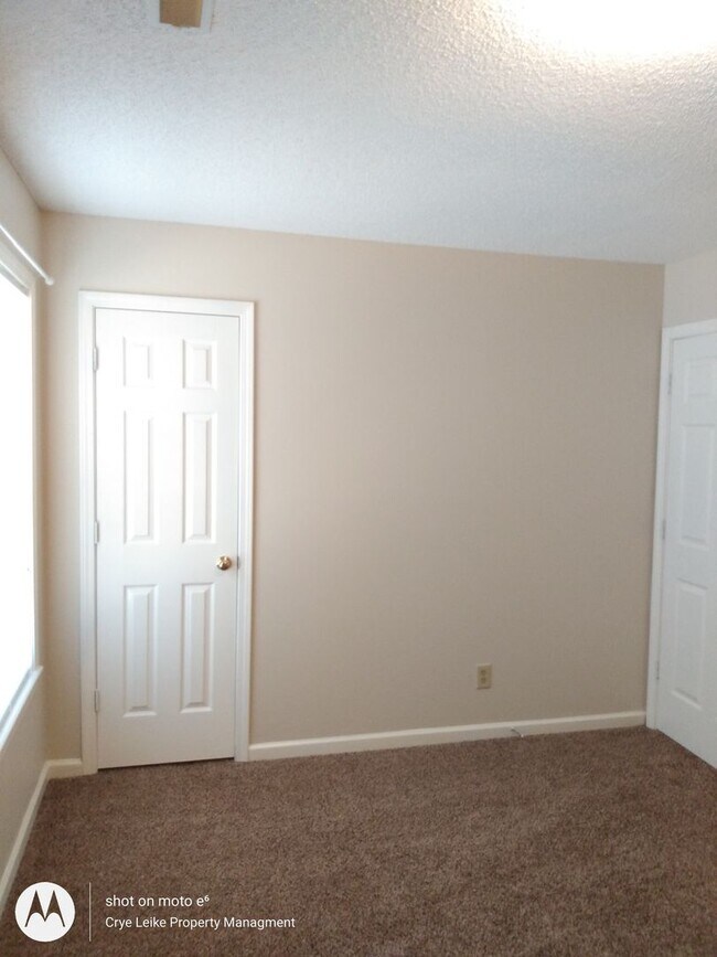 Building Photo - Clean and Cute 2 Bedroom Townhome