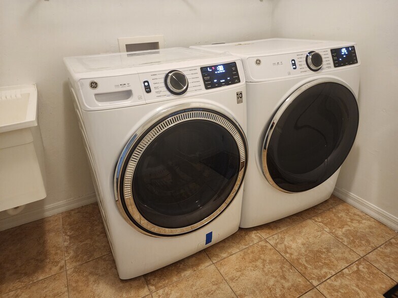 Laundry room with newer washer/dryer and sink - 8184 SW 73rd Ln