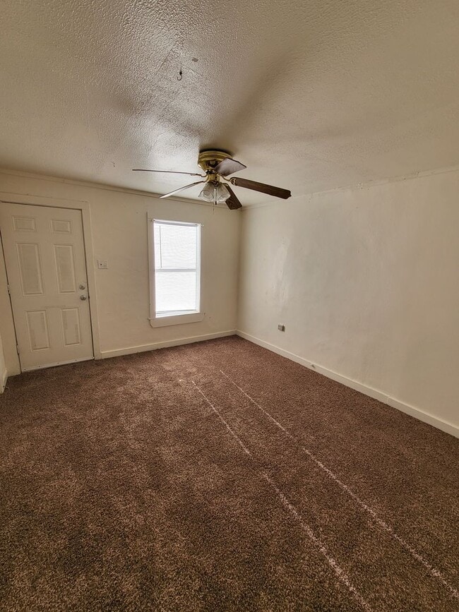 Building Photo - 821 S Avenue C