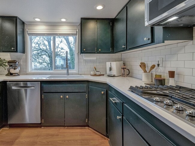 Building Photo - Chic Urban Oasis in Hillsdale