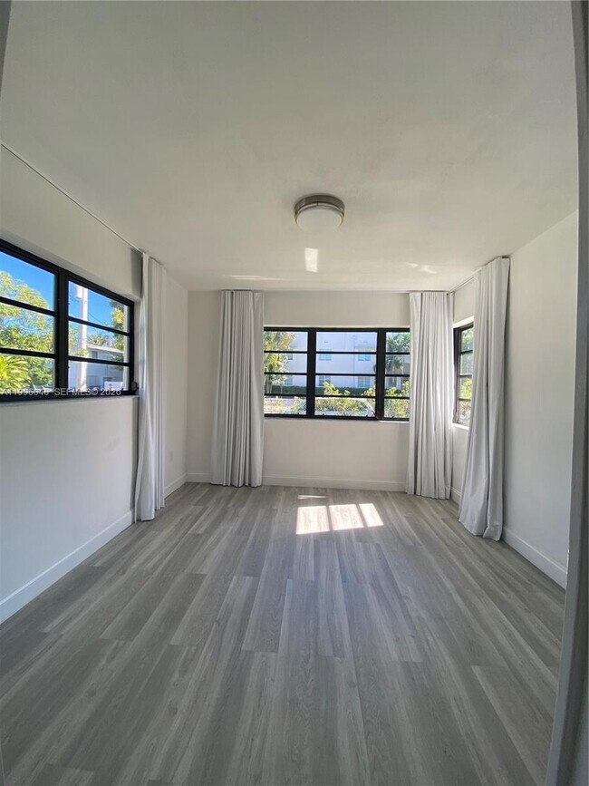 Building Photo - 1101 Bay Dr