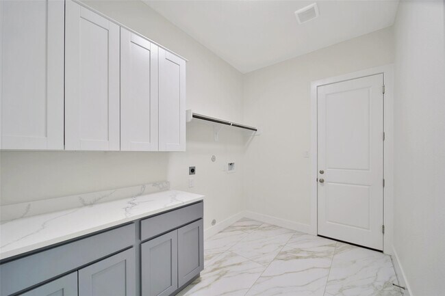 Building Photo - 7611 Athlone Dr