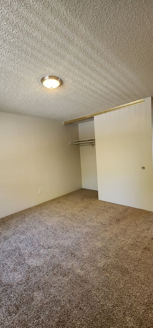 Building Photo - Welcome home to Sunset Villa in charming Canby! Offering 1 Month Free! Brand New Washer & Dryer!