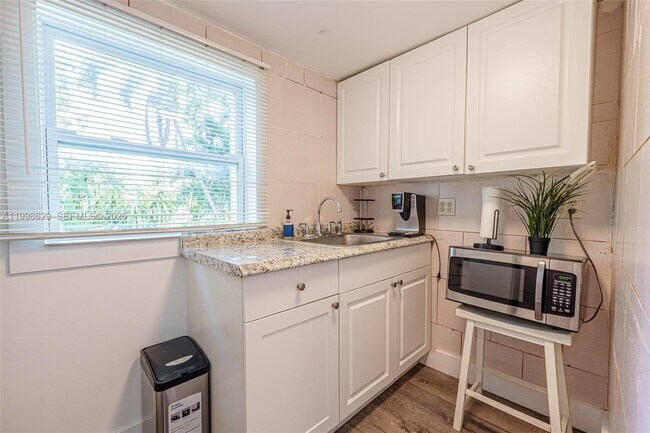 Building Photo - 528 SW 21st Ave