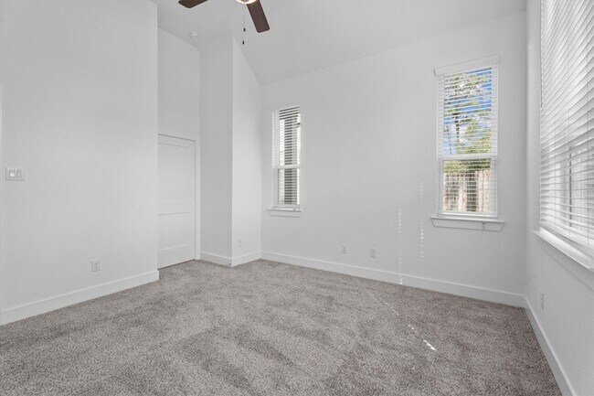 Building Photo - 120 Red Cascade Trl