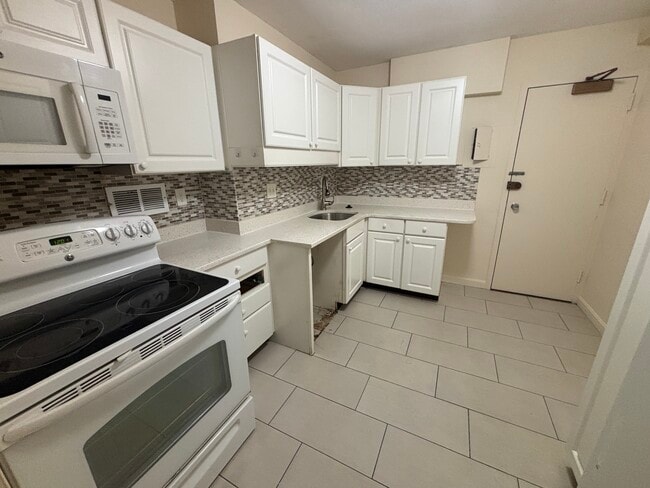 Building Photo - 16 Monmouth Ct