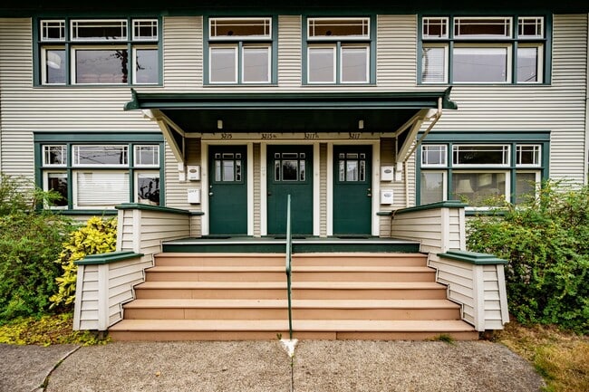 Building Photo - Charming 1BR/1BA Main Floor View Unit in D...