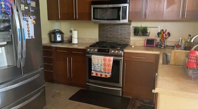 Building Photo - The perfect 3 Bed 3 bath Townhouse