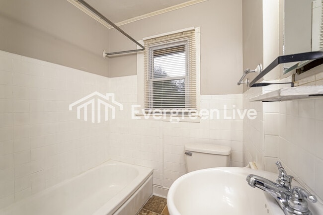 Building Photo - 141 Stewart Rd SE