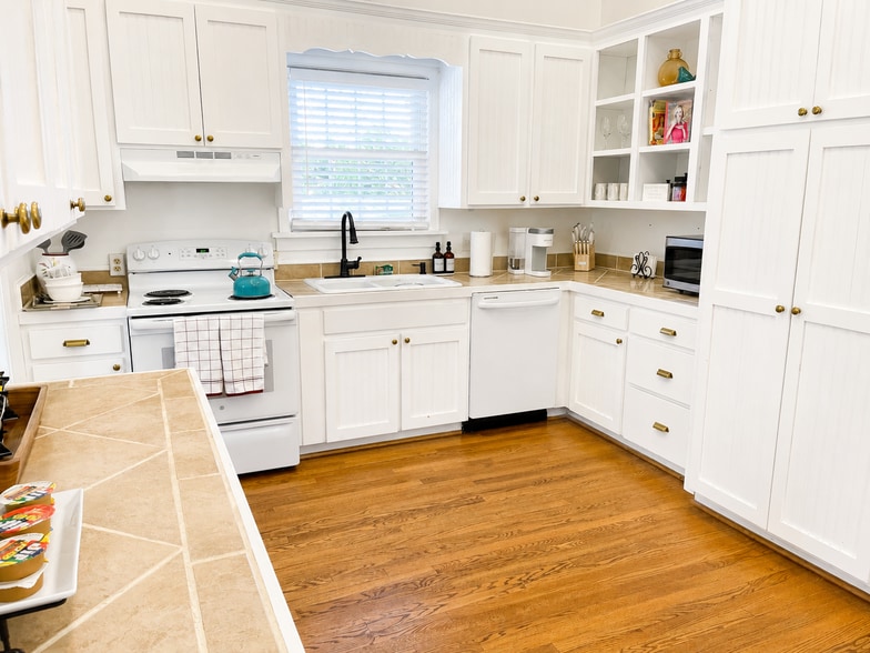 Kitchen - 1339 Saint Cloud Ave